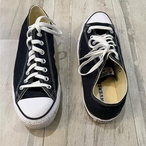 Converse Low Top Sneakers in Black and White Mens size 11